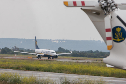 Una imatge d'arxiu d'un avió de Ryanair a les instal·lacions de l'Aeroport de Reus.