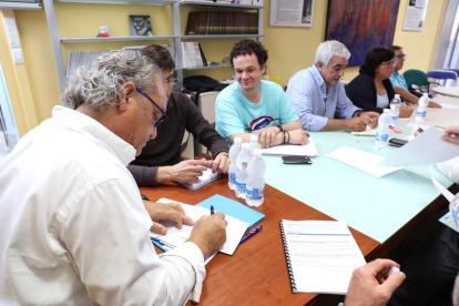 Imatge de la reunió de representants de Salut amb membres de la Coordinadora d'Entitats.