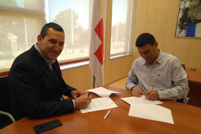 L'administrador de Solcam Energia SL, Marc Segura, i el president del Comitè Provincial de la Creu Roja a Tarragona, Ramon Grau, han signat avui el conveni que possibilita aquesta ajuda.
