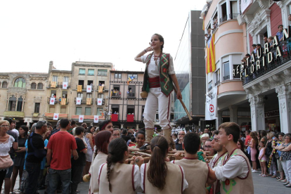 Els elements del seguici festiu ballaven a la plaça del Mercadal i pels carrers de la ciutat en l'últim dia de festivitat, a l'espera que s'acabés el dia amb la darrera Tronada de la jornada.