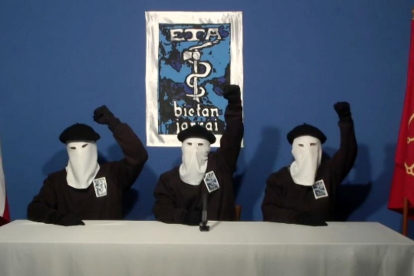Membres de la banda terrorista, el 20 d'octubre del 2011, durant l'anunci del cessament de la lluita armada.