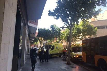 Imagen de las dos ambulancias del SEM junto en el autobús urbano atendiendo a las personas heridas en el lugar de los hechos.
