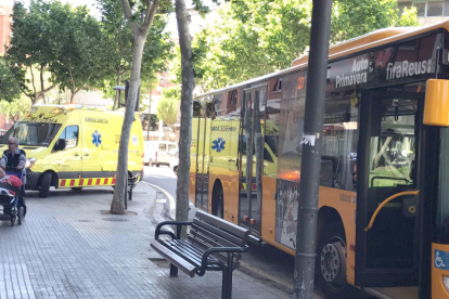 Imatge de les dues ambulàncies del SEM junt a l'autobús urbà atenent a les persones ferides en el lloc dels fets.