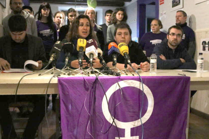 Rueda de prensa con la concejala de la CUP en Tarragona, Laia Estrada, delante de los micrófonos, al lado del portavoz del EI, Jordi Romeu.
