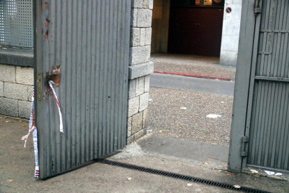 Desperfectes de la porta del col·legi Verd de Girona aquest 1 d'octubre.
