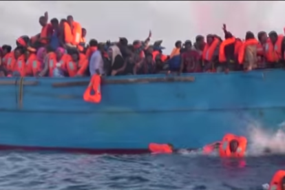 Una imagen del videoclip de la canción de Joan Dausà donde se ven refugiados cruzando el Mediterráneo en condiciones precarias.