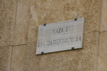 Placa de l'actual plaça Joaquim Bau que serà substituïda pel de plaça 1 d'octubre, aquest 2 d'octubre de 2017.