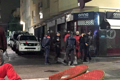 Control policial en la calle Monturiol de Calafel, origen del conflicto por los ruidos.