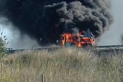 El autocar que ha cremat aquest dijous al matí a l'A-7.