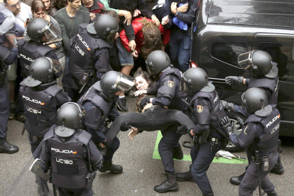 Intervención policial en la escuela Ramon Llull de Barcelona.