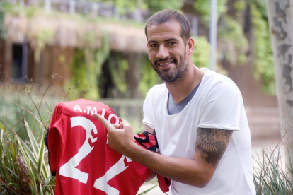 Hace justo un mes que el jugador ha vuelto a ser padre y en la camiseta luce con orgullo las iniciales de los hijos, Alberto y Martín.
