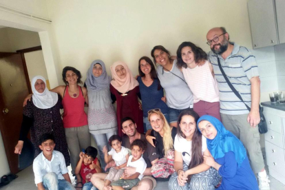 Membres de l'ONG amb alguns dels refugiats que han aconseguit atendre en pisos de lloguer.