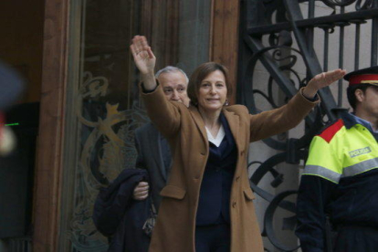 La presidenta del Parlament, Carme Forcadell, saluda als manifestants abans d'entrar al Palau de Justícia.