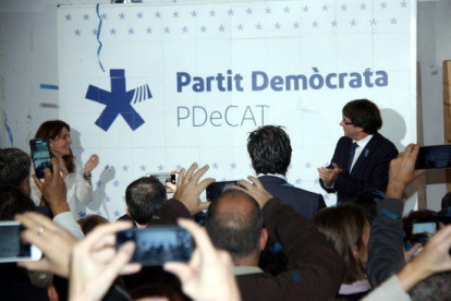Marta Pascal y Carles Puigdemont descubren el nuevo logotipo del PDECat, el 17 de diciembre del 2016