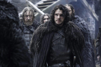 Jon Snow amb la capa que usen els guardians de la nit.