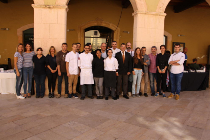 El regidor de Comerç, Jaume Sánchez, i el xef Jordi Guillem, a la presentació de les X Jornades Gastronòmiques d'Altafulla