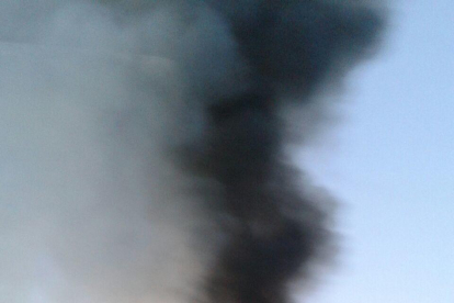 El foc ha provocat una negra columna de fum.