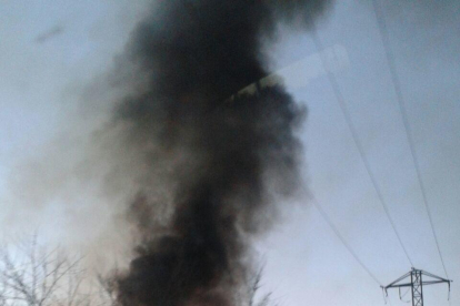 El foc ha provocat una negra columna de fum.