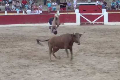 Azael Zafra, finalista del primer concurso de Amposta, es uno de los competidores de la nueva edición del torneo. En la imagen, saltando por encima de un toro.