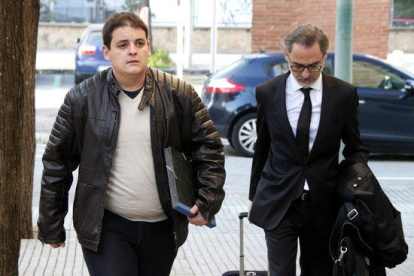 Plano abierto del acusado del crimen de Montblanc, Jaume Solsona (izquierda), llegando a la Audiencia de Tarragona acompañado de su abogado.