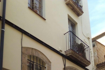 Estat en què va quedar l'interior del pis on van entrar a robar. Imatge de la façana del número 28 del carrer Comte.