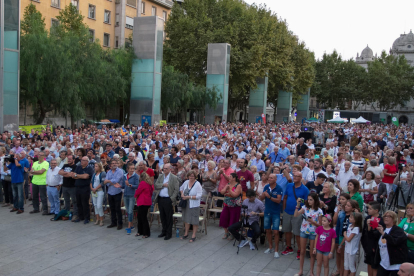 Centenares de Reusenses se concentraron ayer en un acto previo a la Diada y al 1-O y en el cual participaron personalidades como David Fernández y Joana Ortega.