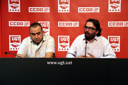 Els secretaris generals d'UGT i CCOO, Camil Ros i Javier Pacheco, en roda de premsa a la seu d'UGT.