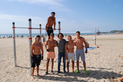 Un grup de joves que practiquen la modalitat juntament amb el president del Patronat Municipal de Turisme, Pere Segura.