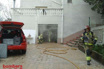 Els bombers han actuat al garatge d'un xalet d'Almoster.