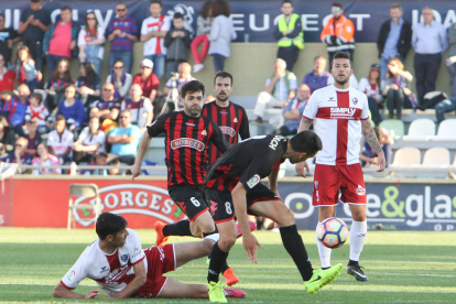 El capitán Ramon Floch, en primer término, durante un instante del partido contra la Huesca, bajo la mirada de los también encarnado-y-negros Vítor Silva y Aritz López Garai.