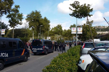 Furgons de la Policía NAcional desplegats a Girona.