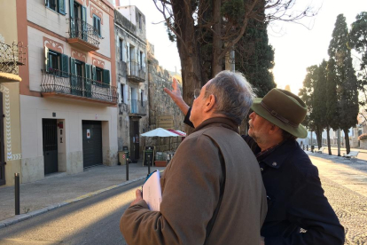 Bostnavaron recibe información de Buqueres delante de la Casa Ximenis de Tarragona.