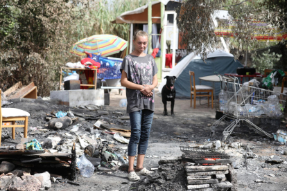 La Katarzyina al davant de la seva xabola i sobre les restes de l'incendi, que va tenir lloc el diumenge passat, a la vora del Francolí.