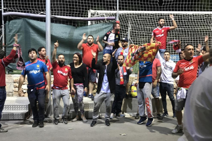 Socios y aficionados del Nàstic, este domingo animando a los jugadores después del no partido.