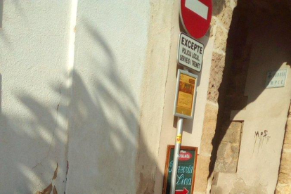 Una montaña de bolsas de la basura al lado de una papelera.