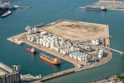 Imatge aèria del moll de química del Port de Tarragona.