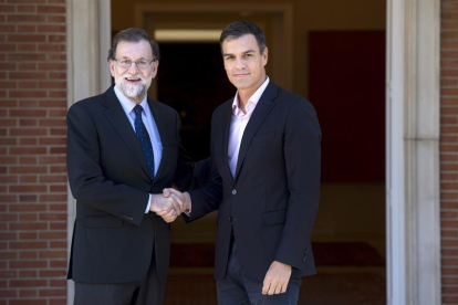 Imagen de Rajoy recibiendo en Sánchez para analizar la situación después del 1-O.