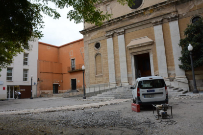 Imagen de las obras que se están llevando a cabo en la plaza de la iglesia de Sant Joan.