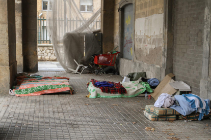 Imagen que ofrecían ayer los porches de la plaza de los Carros, con pertenencias de los indigentes.