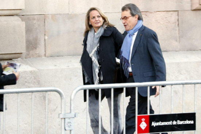 L'expresident de la Generalitat Artur Mas i la seva parella, Helena Rakosnik, arribant al TSJC per a la quarta edició del judici del 9-N, el 9 de febrer del 2017