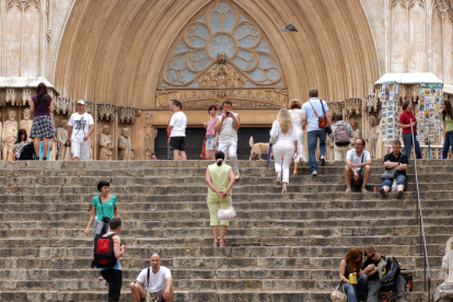 Imagen de archivo de algunos turistas en los alrededores de la Catedral de Tarragona.