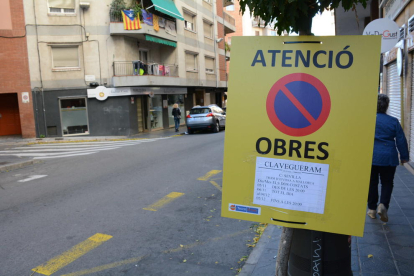 Imagen de una señal de obras del alcantarillado este 6 de noviembre en la calle Sevilla de Tarragona.