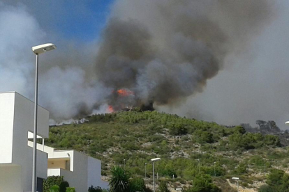 Un incendio forestal en Calafell crema próximo a las viviendas de Mas Mel