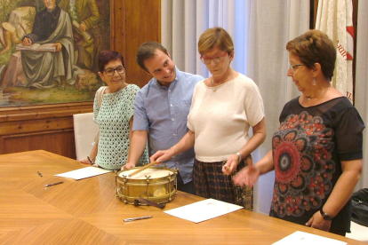 Les filles de Josep Vernet després d ela signatura de la cessió amb el regidor de Cultura.