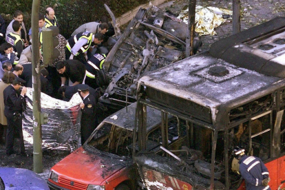 Estado en el que quedó el coche donde se desplazaba Querol Lombardero a causa del atentado.