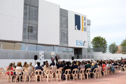 Alumnes i professors del centre van estar presents a la inauguració del nou edifici, al fons de la imatge.