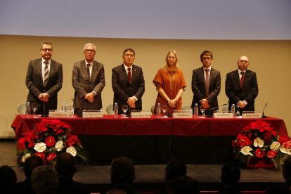 El rector de la URV, Josep Anton Ferré, i la consellera de la Presidència, Neus Munté, acompanyats d'altres autoritats, a l'ace de celebració del 25è aniversari.