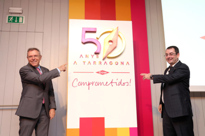 Anton Valero i i Jaume Sariol descobreixen el loga del cinquantè aniversari de Dow Tarragona.