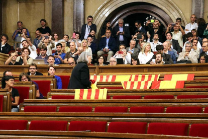 Àngels Martínez Castells, que ara ha abandonat Podem Catalunya, va protagonitzar una de les imatges del procés, retirant banderes espanyoles al Parlament, el 6 de setembre passat.