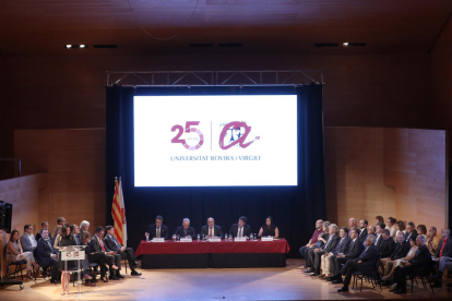 Representantes de la comunidad universitaria, de empresas e instituciones ocuparon el escenario de Josep Carreras.